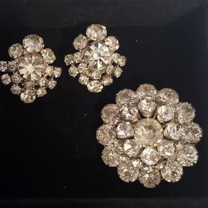 🔥 SOLD Vintage clip on earrings and brooch pin set